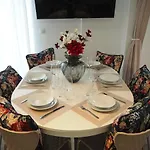 Apstay I Parking Option & Self Check-in Holiday home *
