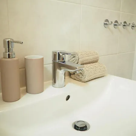 Apstay I Parking Option & Self Check-in